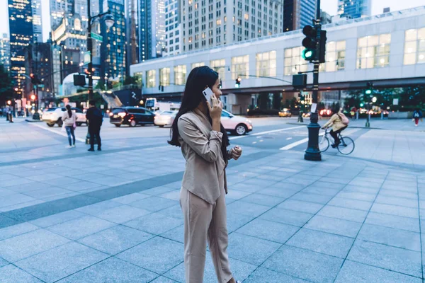 Vista Lateral Hermosa Mujer Étnica Moderna Ropa Formal Hablando Teléfono — Foto de Stock