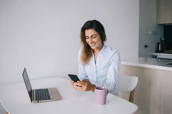 Morena Jovem Camisa Sentada Mesa Branca Com Copo Laptop Sorrindo — Fotografia de Stock