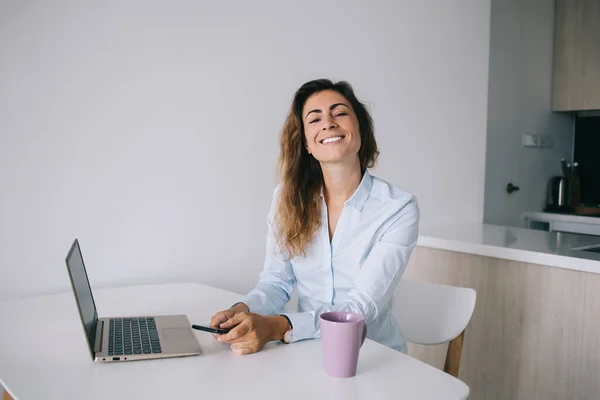 Ung Brunett Med Smartphone Skjorta Sitter Vid Vitt Skrivbord Med — Stockfoto