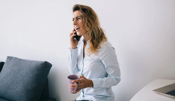 Sidovy Ung Irriterad Kvinnlig Anställd Skjorta Med Dryck Cup Talar — Stockfoto