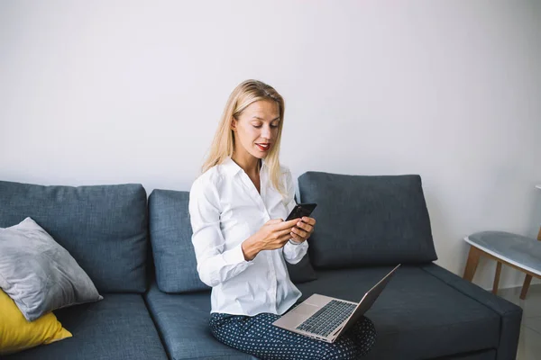 Jeune Employée Souriante Aux Cheveux Blonds Assise Avec Ordinateur Portable — Photo