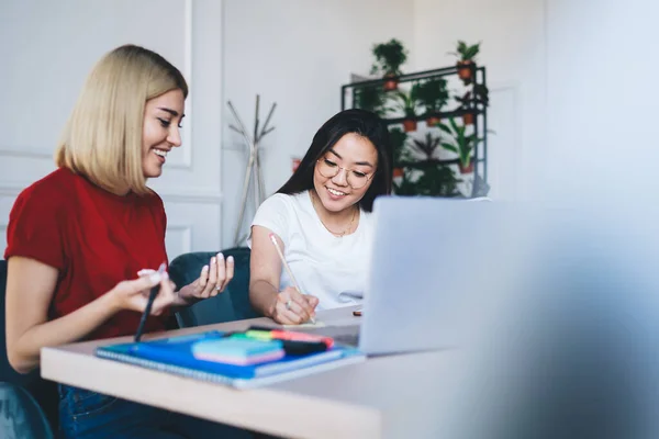 Joven Riendo Mujeres Multirraciales Ropa Casual Trabajando Con Ordenador Portátil —  Fotos de Stock