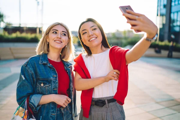 Glada Unga Multiracial Charmiga Trendiga Kvinnliga Vänner Njuter Tidsfördriv Och — Stockfoto