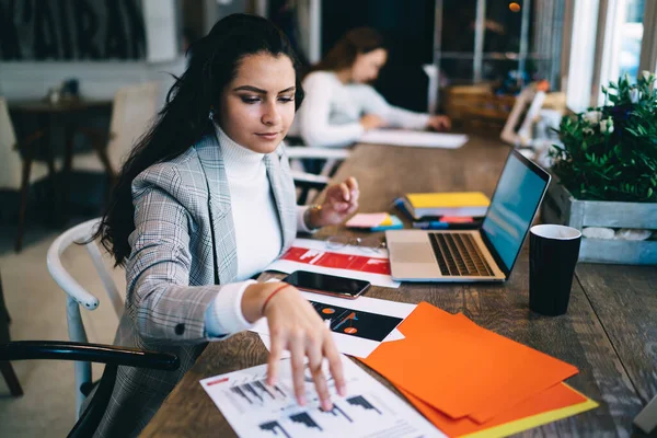 Succès Jeune Femme Tenue Décontractée Aide Ordinateur Portable Regardant Graphique — Photo