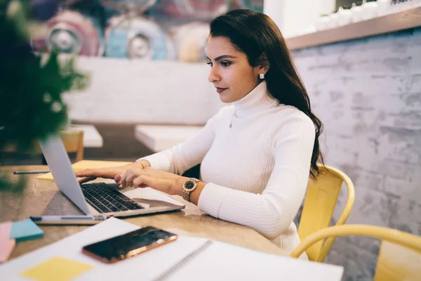 Mujer Morena Joven Concentrada Con Cuello Alto Blanco Escribiendo Portátil — Foto de Stock