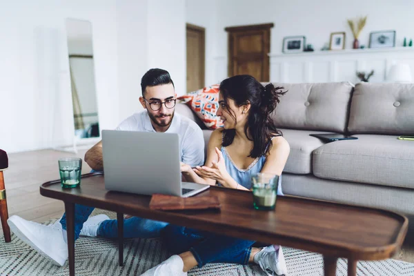 Coppia Intelligente Seduta Insieme Sul Pavimento Tavola Con Computer Portatile — Foto Stock