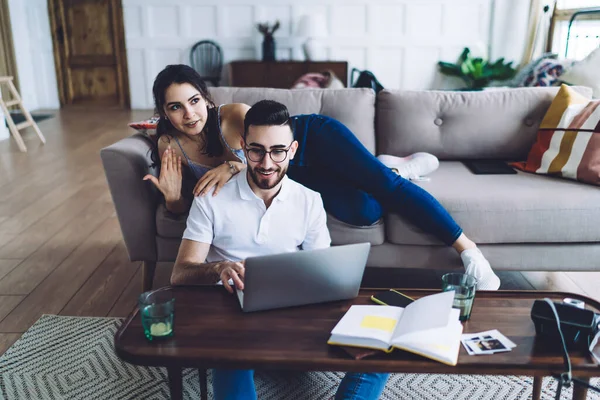 Inspired Smiling Man Woman Talking Browsing Laptop While Resting Couch —  Fotos de Stock