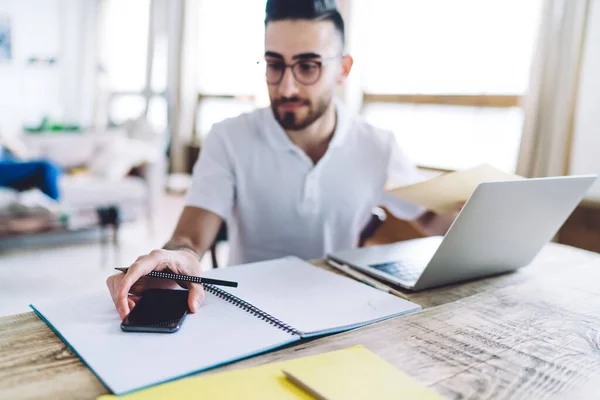 Junger Mann Brille Und Weißem Shirt Mit Smartphone Bei Der — Stockfoto