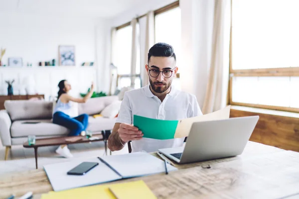 Ragazzo Ansioso Leggere Testo Carta Verde Seduto Davanti Computer Portatile — Foto Stock