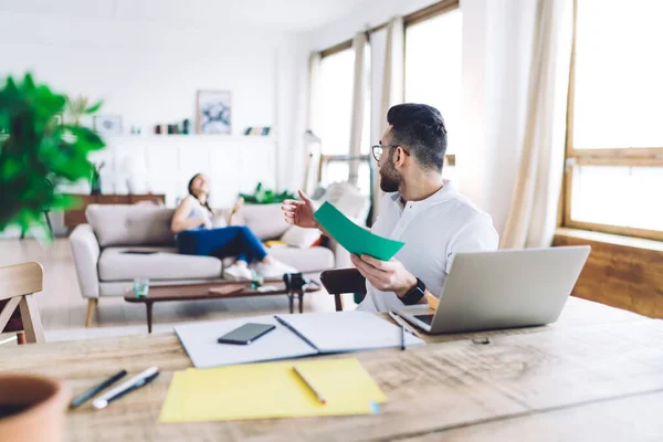 Killen Vit Polo Shirt Med Grönt Papper Handen Vänder Sig — Stockfoto