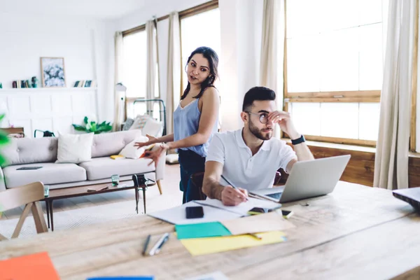 Stressed Cabelos Escuros Barbudo Masculino Tentando Concentrar Escrever Notas Enquanto — Fotografia de Stock