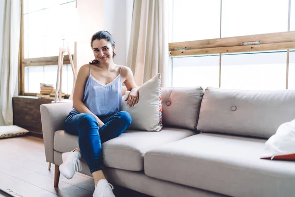 Wanita Muda Dengan Tank Top Dan Celana Jeans Duduk Sofa — Stok Foto