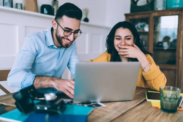 Glad Kvinna Och Glad Man Glasögon Bär Casual Kläder Med — Stockfoto