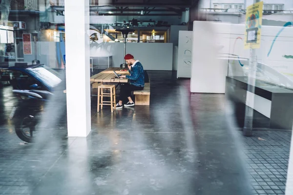 Sidovy Över Hipster Koncentrerad Vuxen Arbetare Röd Betong Och Jeans — Stockfoto