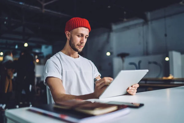 Concentrated Young Handsome Guy Sitting Table Drawing Big Tablet Stylus — Stock Photo, Image