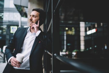 Zarif takım elbiseli, gülümseyen bir adamdan telefonla arkadaşınla iletişim kurup ara verip sokakta kahve içip gözlerini kaçıran bir adamdan.