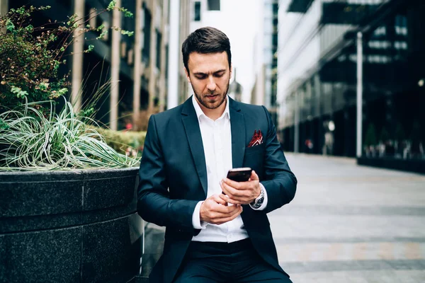 Executive Guy Elegant Suit Using Cellphone Messaging Partner Surfing Social — Stock Photo, Image