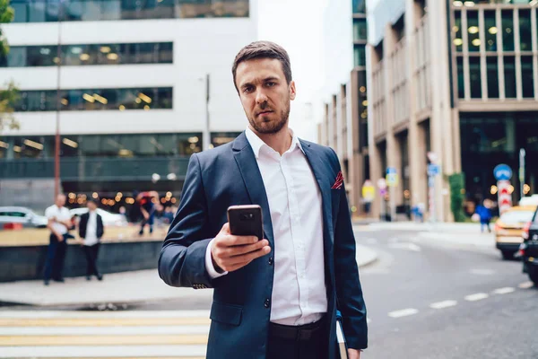 Hombre Exitoso Ropa Formal Frunciendo Ceño Mirando Cámara Mientras Está — Foto de Stock