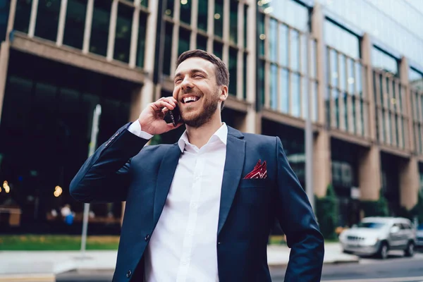 Bajo Ángulo Empresario Optimista Ropa Formal Riendo Teniendo Una Conversación — Foto de Stock