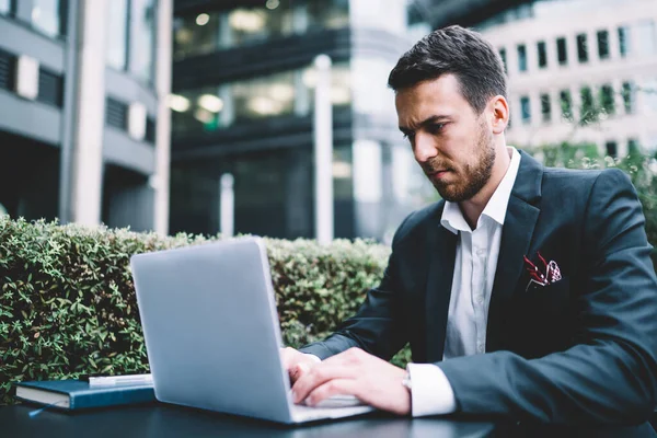 Especialista Barbudo Reflexivo Traje Clásico Con Bolsillo Rojo Cuadrado Escribiendo — Foto de Stock