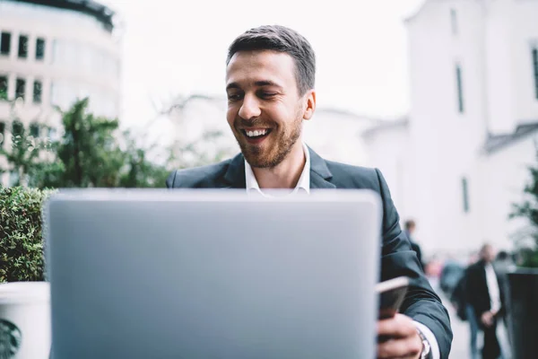 Leende Positiv Intelligent Affärsman Med Mobiltelefon Arbetar Distans Företag Projekt — Stockfoto