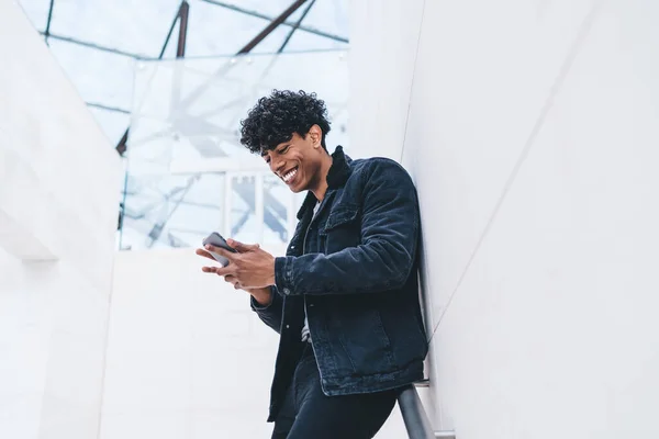 Joyeux Jeune Homme Afro Américain Dans Des Vêtements Élégants Avec — Photo