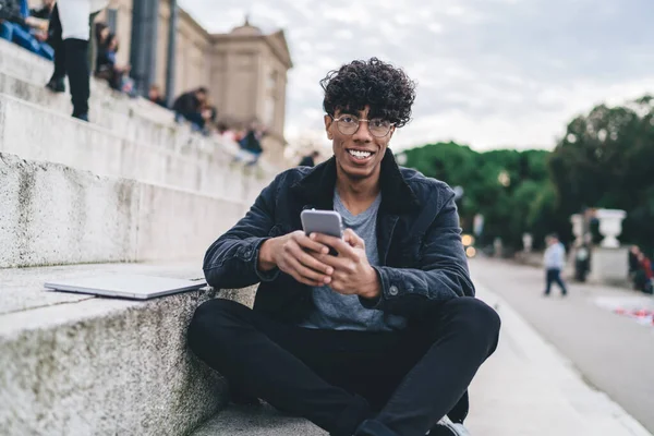 Retrato Turista Hipster Milenar Óculos Ópticos Para Correção Visão Segurando — Fotografia de Stock