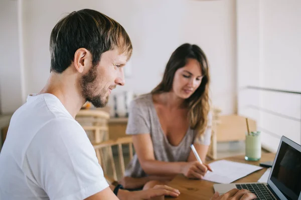 Unge Årtusener Sitter Ved Det Store Bordet Sammen Mens Kjekke – stockfoto