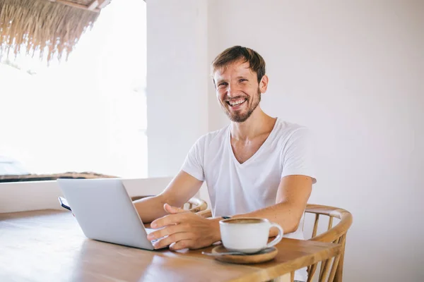 Feliz Alegre Hombre Positivo Camisa Ligera Relajante Cafetería Con Taza —  Fotos de Stock