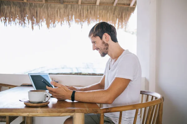 Vista Lateral Del Hombre Feliz Verano Ropa Relajante Cafetería Con — Foto de Stock