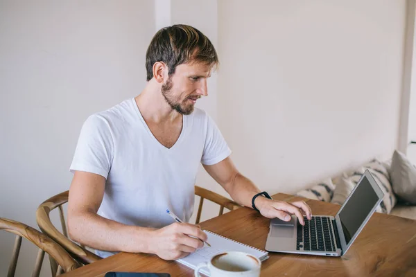 Fiducioso Adulto Sorridente Casual Uomo Rasato Shirt Navigazione Sul Computer — Foto Stock