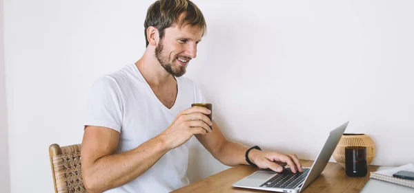 Vista Lateral Joven Alegre Freelancer Barbudo Con Camisa Blanca Trabajando — Foto de Stock