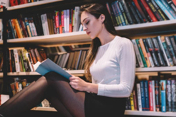 Intellektuelle Intelligente Frau Mit Langen Dunklen Haaren Kurzem Rock Und — Stockfoto