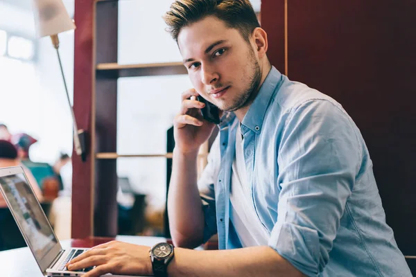 Concentrat Zâmbind Tânăr Sex Masculin Blugi Cămașă Tricou Alb Uitam — Fotografie, imagine de stoc