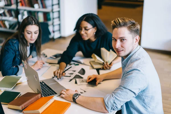 Skupina Veselých Multiraciálních Studentů Čtení Diskuse Studiu Procesu Psaní Dokumentech — Stock fotografie