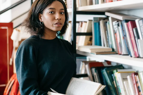 Afro Américaine Sensuelle Jeune Femme Vêtements Décontractés Lecture Livre Passer — Photo