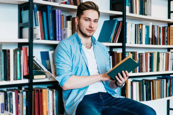 Αυτοπεποίθηση Χαρισματικός Νεαρός Άνδρας Casual Φορούν Επιλέγοντας Βιβλίο Για Homely — Φωτογραφία Αρχείου