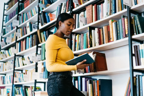 Focalizzato Signora Afro Americana Abiti Casual Leggere Libro Testo Mentre — Foto Stock