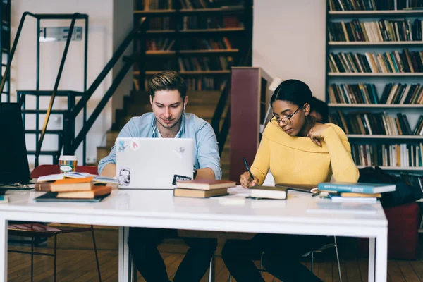 Multiethnisch Eingebettete Intelligente Studenten Die Gemeinsam Hausaufgaben Machen Während Sie — Stockfoto