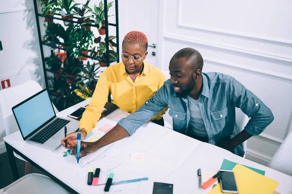 Von Oben Sitzen Smarte Afroamerikaner Lässiger Kleidung Mit Laptop Notizbüchern — Stockfoto
