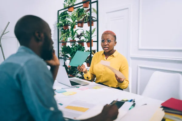 Woedend Ontevreden Afro Amerikaanse Vrouw Zit Aan Tafel Met Laptop — Stockfoto