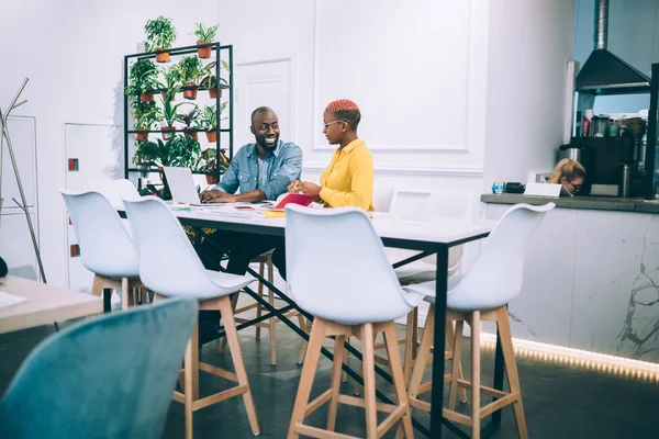 아프리카 미국인 비즈니스 파트너를 의견을 종이와 테이블에 카페에서 노트북을 사용하는 — 스톡 사진