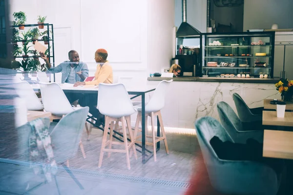 Collaboratori Afroamericani Concentrati Abiti Casual Che Lavorano Con Documenti Seduti — Foto Stock