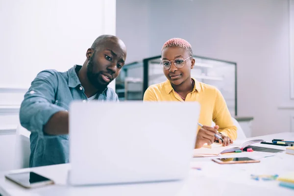 Konzentrierte Ernsthafte Afroamerikanische Mitarbeiter Lässiger Kleidung Surfen Auf Laptop Tisch — Stockfoto