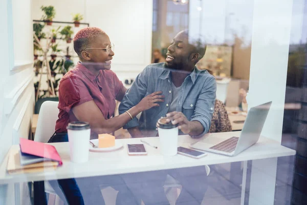 Door Glas Positieve Zwarte Vrouw Aanraken Gelukkig Mannelijk Vriend Terwijl — Stockfoto