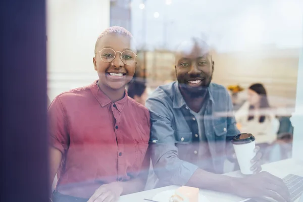 Vista Través Del Vidrio Afro Americano Excitado Joven Tomando Café — Foto de Stock