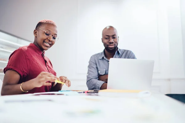 Schwarze Fröhliche Junge Frau Freizeitkleidung Mit Aufkleber Der Hand Arbeitet — Stockfoto