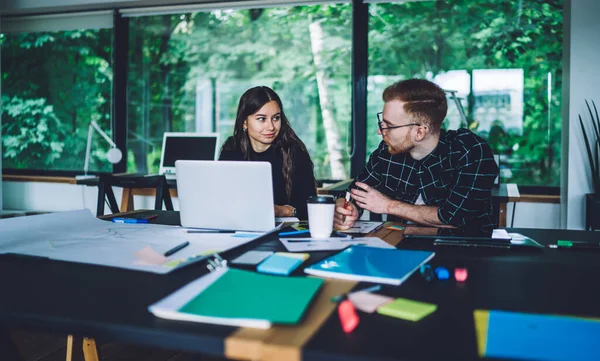 Estudantes Casuais Espertos Masculinos Femininos Que Colaboram Trabalho Curso Projeto — Fotografia de Stock