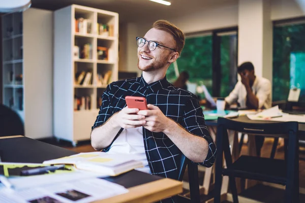 Joven Feliz Con Ropa Casual Sonriendo Mirando Hacia Otro Lado —  Fotos de Stock