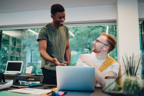 Sonriendo Inteligente Diversos Compañeros Trabajo Jóvenes Ropa Casual Tener Discusión —  Fotos de Stock